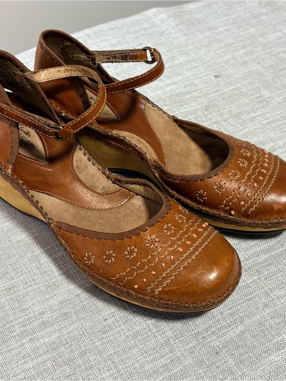 Clarks Tan Brown Leather Artisan Mary Jane Wedges with Floral Stitching Size 8M